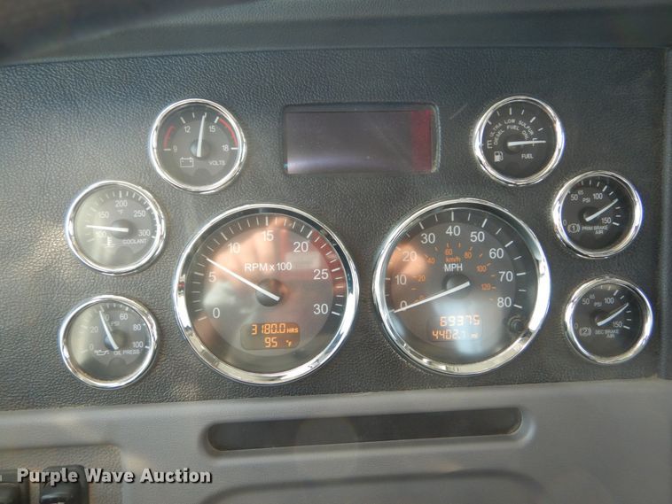 image for item DI1139 2018 Peterbilt 389  semi truck