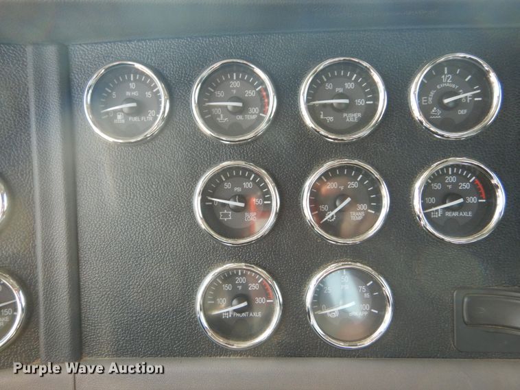 image for item DI1139 2018 Peterbilt 389  semi truck