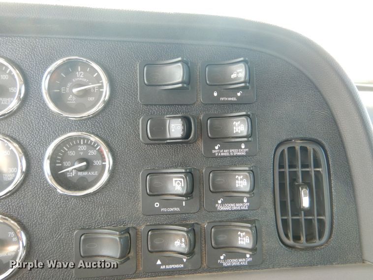 image for item DI1139 2018 Peterbilt 389  semi truck