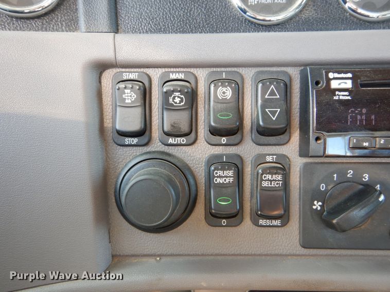 image for item DI1139 2018 Peterbilt 389  semi truck