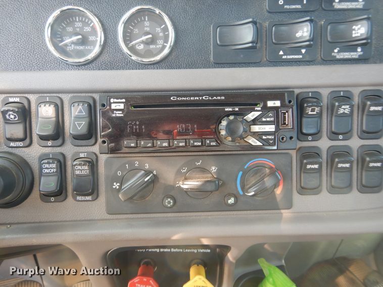 image for item DI1139 2018 Peterbilt 389  semi truck