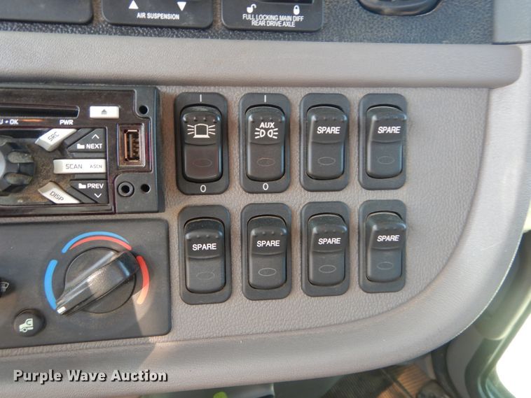 image for item DI1139 2018 Peterbilt 389  semi truck