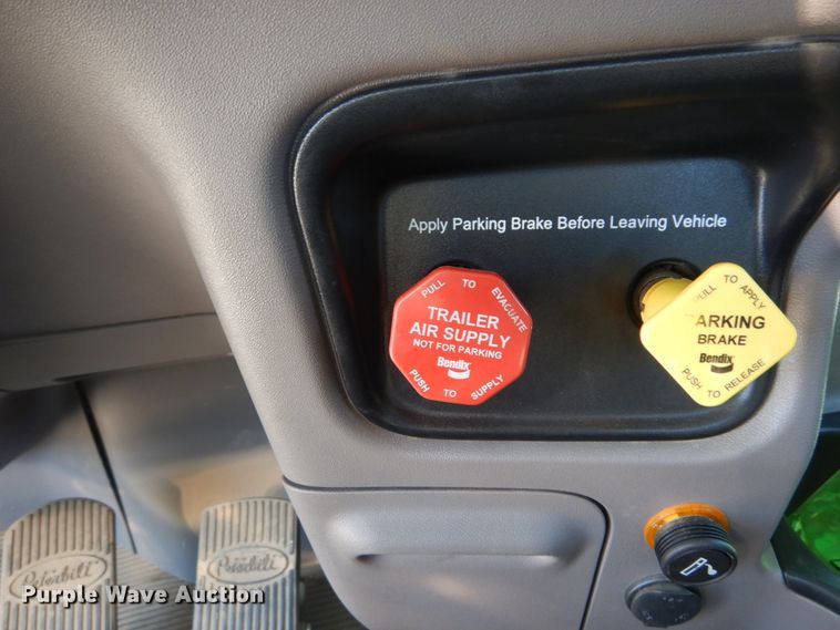 image for item DI1139 2018 Peterbilt 389  semi truck