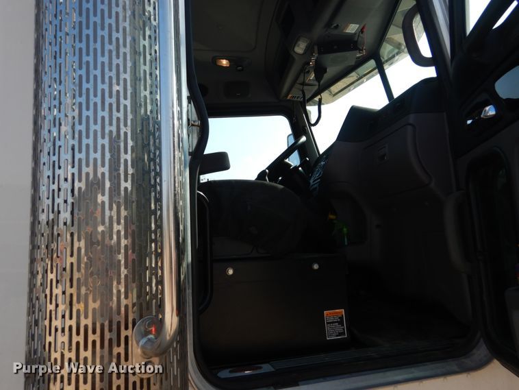 image for item DI1139 2018 Peterbilt 389  semi truck