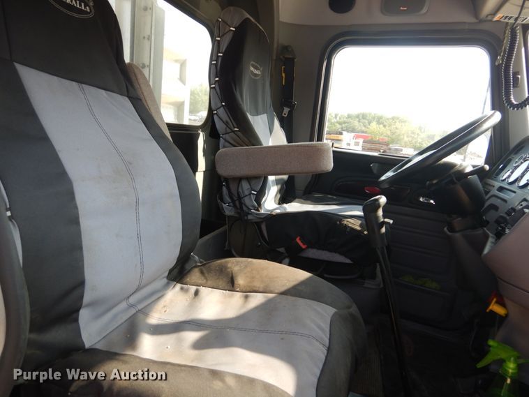 image for item DI1139 2018 Peterbilt 389  semi truck