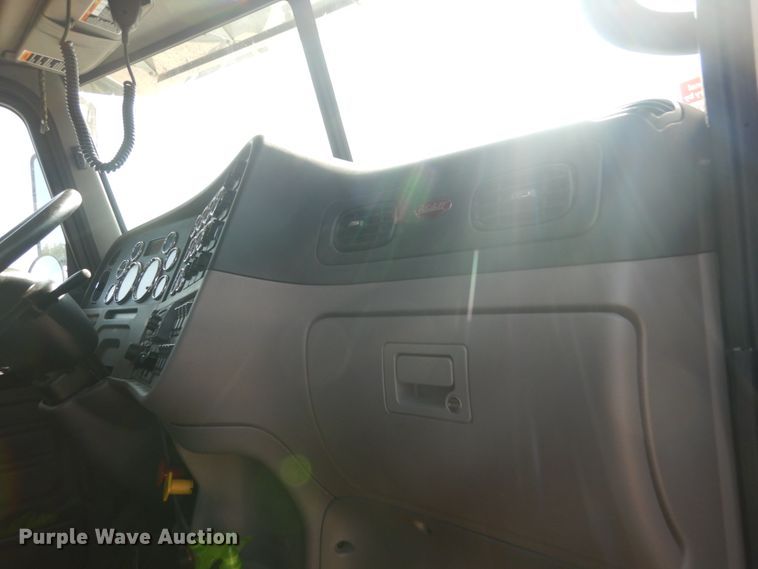 image for item DI1139 2018 Peterbilt 389  semi truck