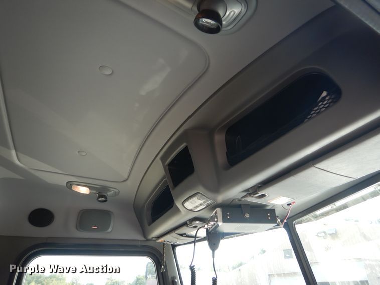 image for item DI1139 2018 Peterbilt 389  semi truck