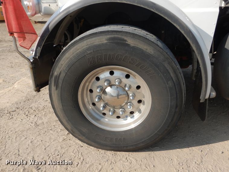 image for item DI1139 2018 Peterbilt 389  semi truck