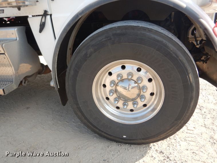 image for item DI1139 2018 Peterbilt 389  semi truck