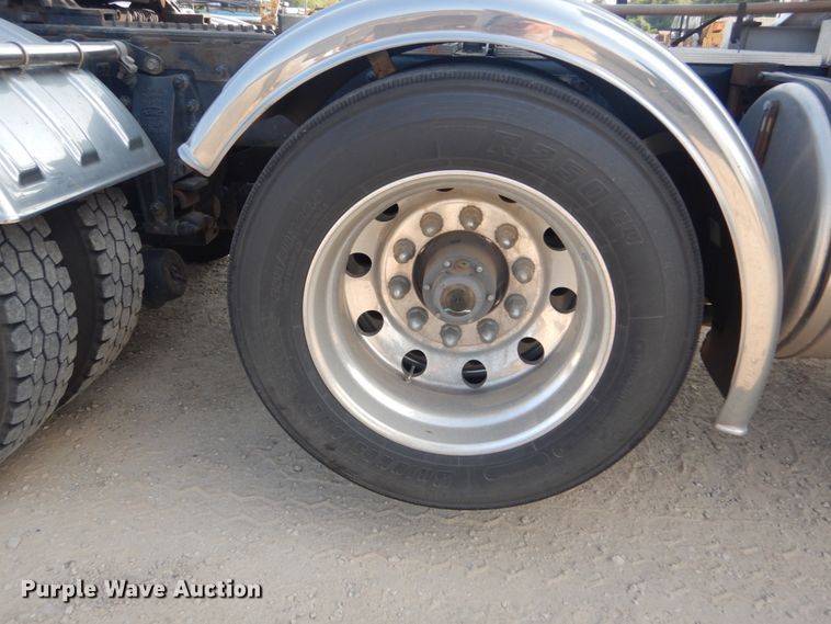 image for item DI1139 2018 Peterbilt 389  semi truck