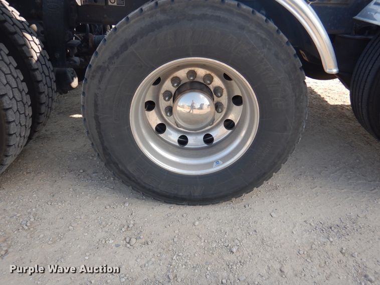 image for item DI1139 2018 Peterbilt 389  semi truck