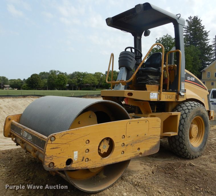 image for item DK3238 2004 Caterpillar CS-423E  single drum vibratory roller