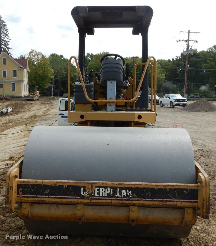 image for item DK3238 2004 Caterpillar CS-423E  single drum vibratory roller