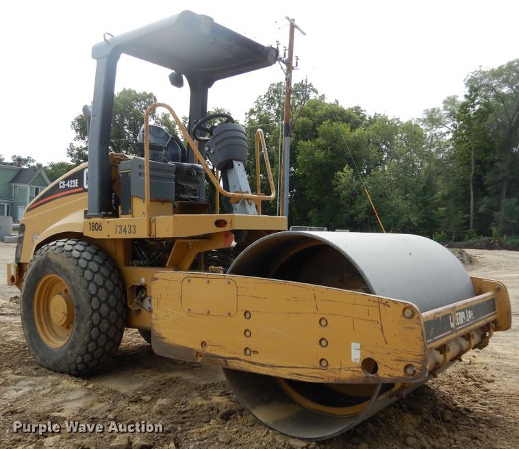 image for item DK3238 2004 Caterpillar CS-423E  single drum vibratory roller