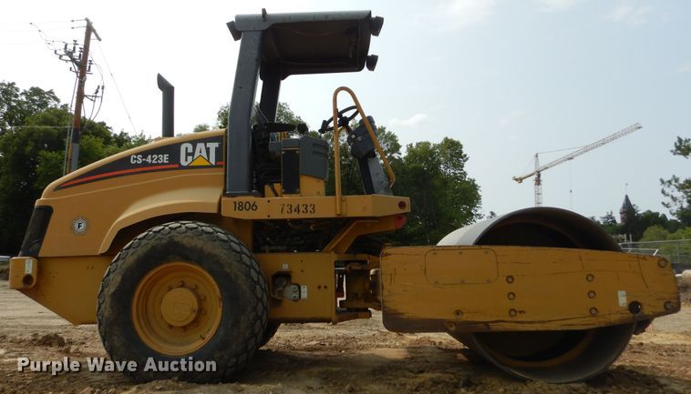 image for item DK3238 2004 Caterpillar CS-423E  single drum vibratory roller