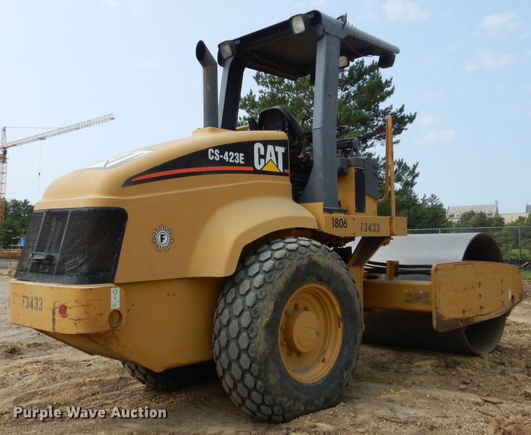 image for item DK3238 2004 Caterpillar CS-423E  single drum vibratory roller