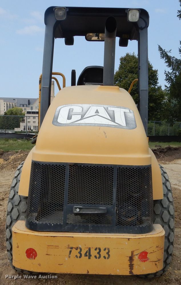 image for item DK3238 2004 Caterpillar CS-423E  single drum vibratory roller