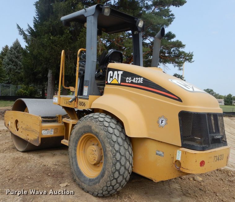 image for item DK3238 2004 Caterpillar CS-423E  single drum vibratory roller