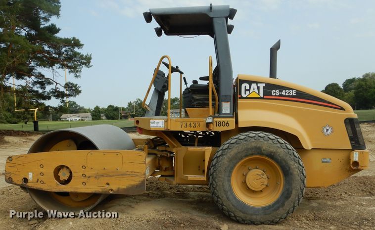 image for item DK3238 2004 Caterpillar CS-423E  single drum vibratory roller