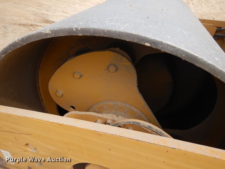 image for item DK3238 2004 Caterpillar CS-423E  single drum vibratory roller