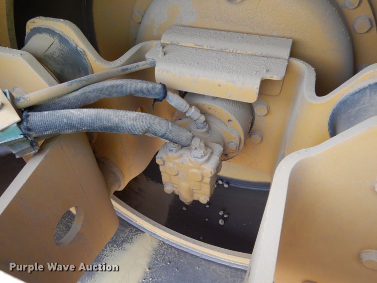 image for item DK3238 2004 Caterpillar CS-423E  single drum vibratory roller