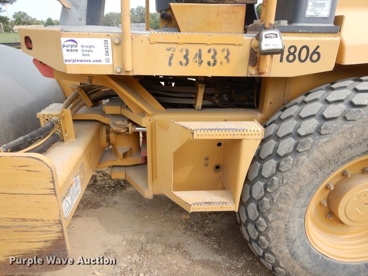 image for item DK3238 2004 Caterpillar CS-423E  single drum vibratory roller