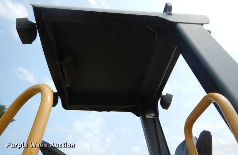 image for item DK3238 2004 Caterpillar CS-423E  single drum vibratory roller