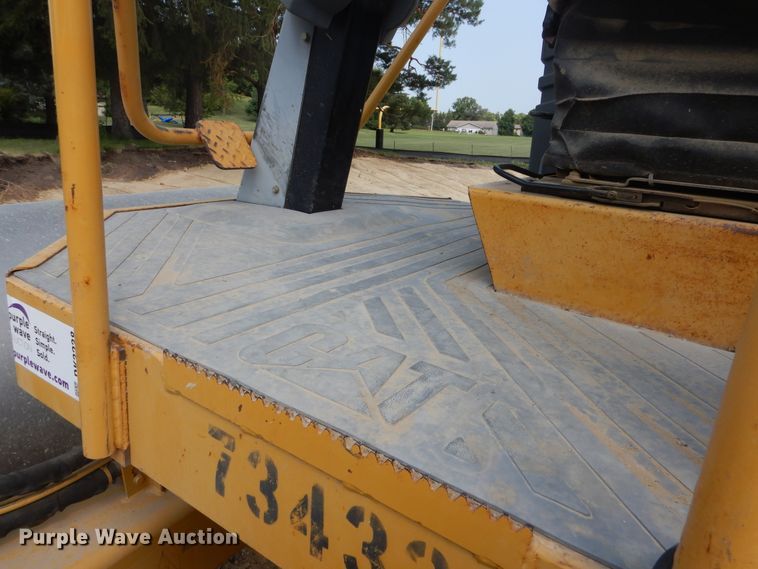 image for item DK3238 2004 Caterpillar CS-423E  single drum vibratory roller