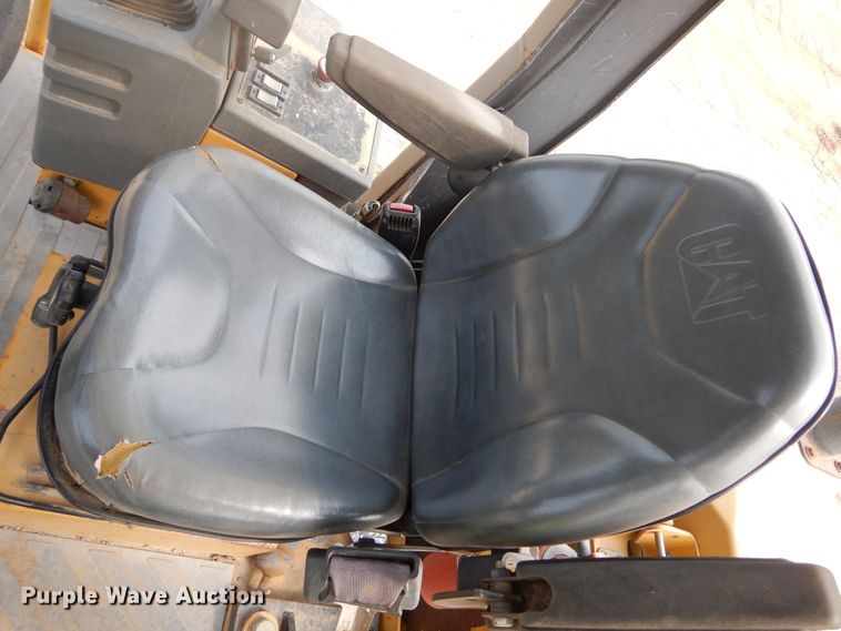 image for item DK3238 2004 Caterpillar CS-423E  single drum vibratory roller