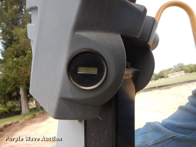 image for item DK3238 2004 Caterpillar CS-423E  single drum vibratory roller