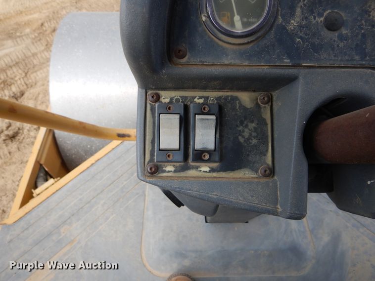 image for item DK3238 2004 Caterpillar CS-423E  single drum vibratory roller