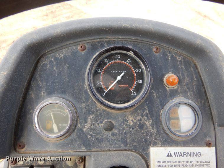 image for item DK3238 2004 Caterpillar CS-423E  single drum vibratory roller