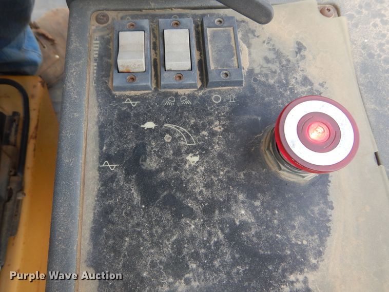 image for item DK3238 2004 Caterpillar CS-423E  single drum vibratory roller