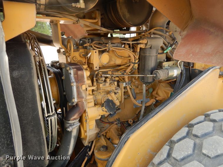 image for item DK3238 2004 Caterpillar CS-423E  single drum vibratory roller