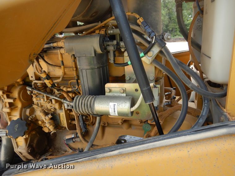 image for item DK3238 2004 Caterpillar CS-423E  single drum vibratory roller