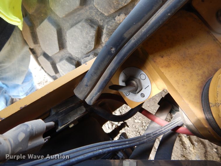 image for item DK3238 2004 Caterpillar CS-423E  single drum vibratory roller