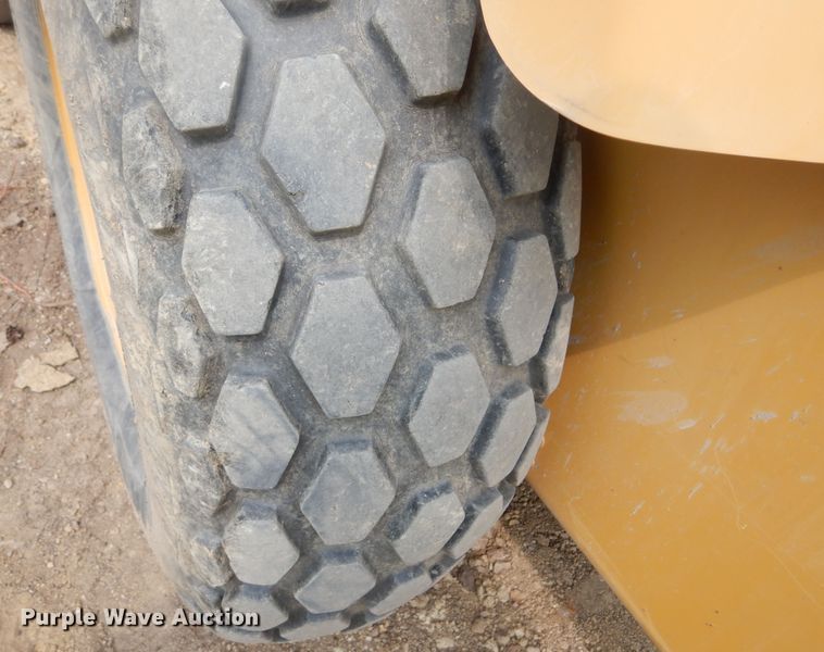 image for item DK3238 2004 Caterpillar CS-423E  single drum vibratory roller