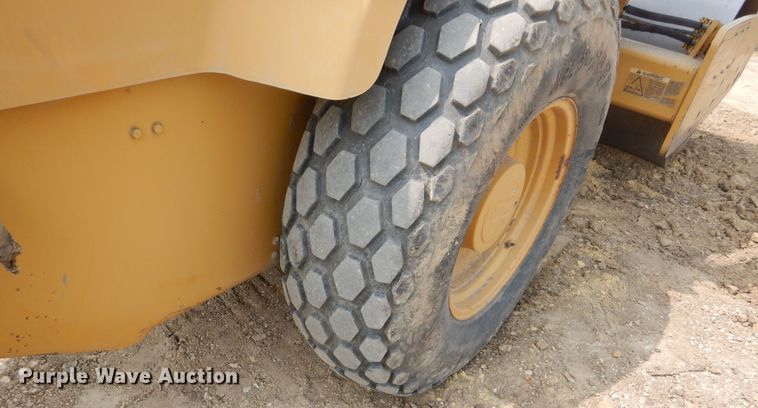 image for item DK3238 2004 Caterpillar CS-423E  single drum vibratory roller