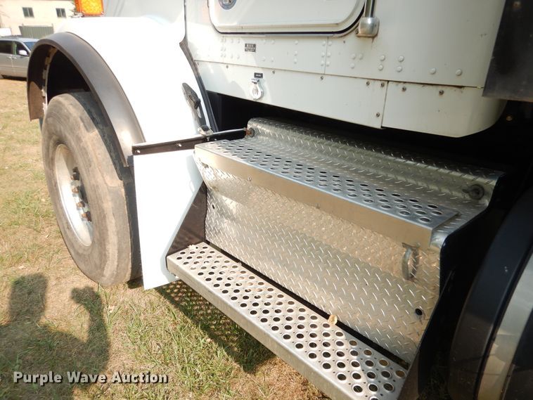 image for item AF9883 2014 Kenworth T800  flatbed truck