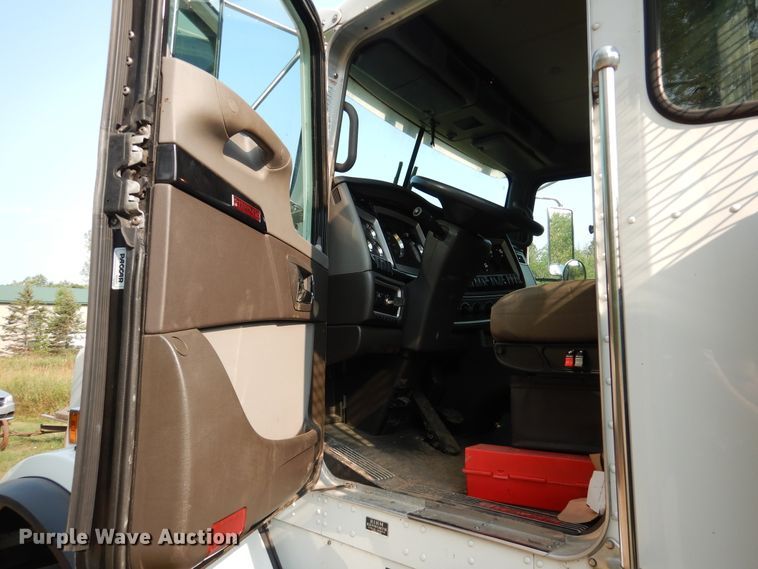 image for item AF9883 2014 Kenworth T800  flatbed truck