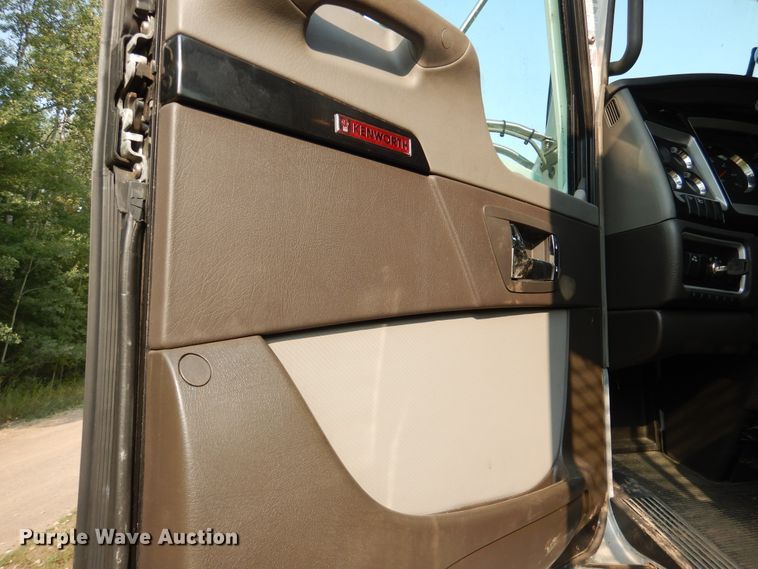 image for item AF9883 2014 Kenworth T800  flatbed truck