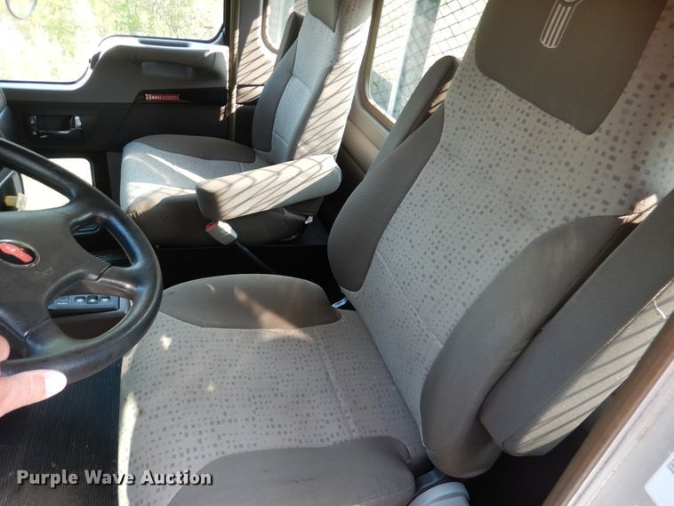 image for item AF9883 2014 Kenworth T800  flatbed truck