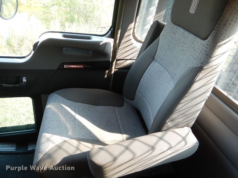 image for item AF9883 2014 Kenworth T800  flatbed truck