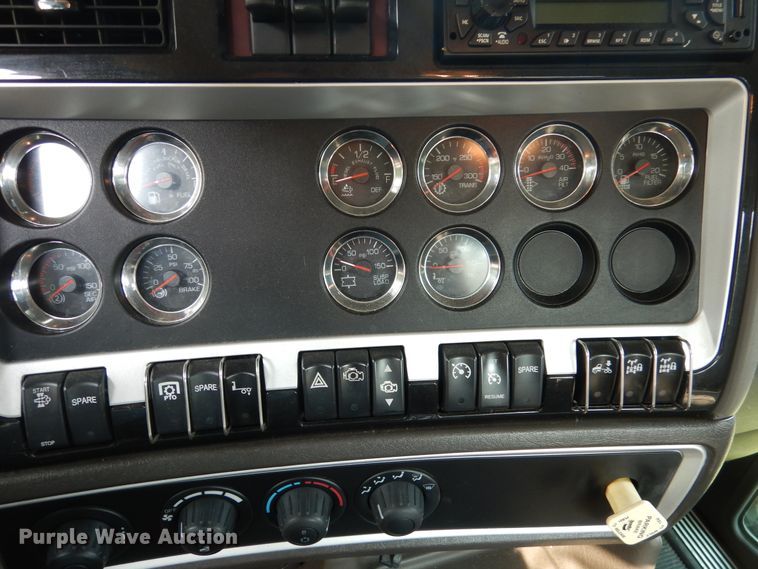 image for item AF9883 2014 Kenworth T800  flatbed truck