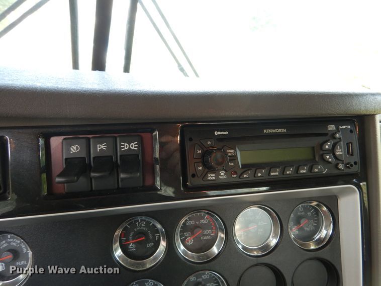 image for item AF9883 2014 Kenworth T800  flatbed truck