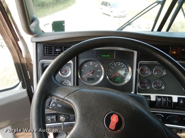 image for item AF9883 2014 Kenworth T800  flatbed truck