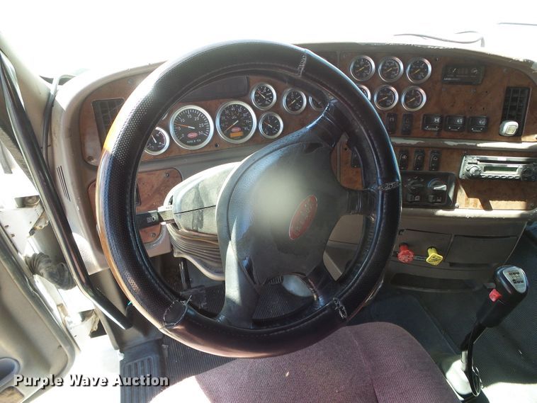 image for item DI5713 2007 Peterbilt 387  semi truck