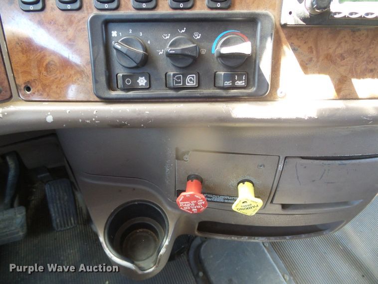 image for item DI5713 2007 Peterbilt 387  semi truck