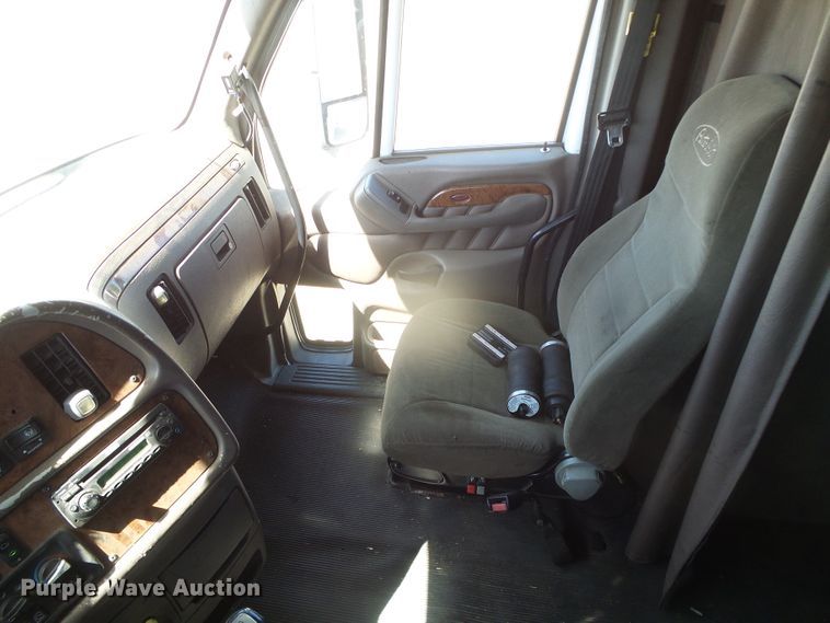 image for item DI5713 2007 Peterbilt 387  semi truck