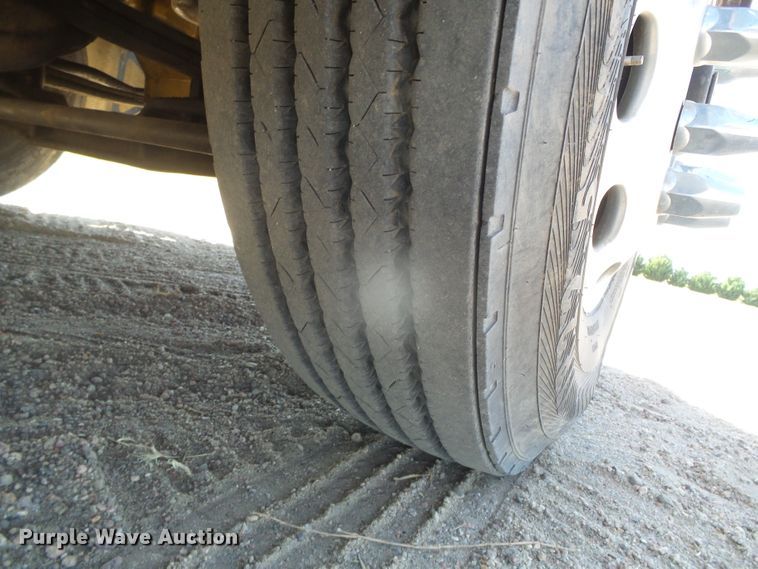 image for item DI5713 2007 Peterbilt 387  semi truck